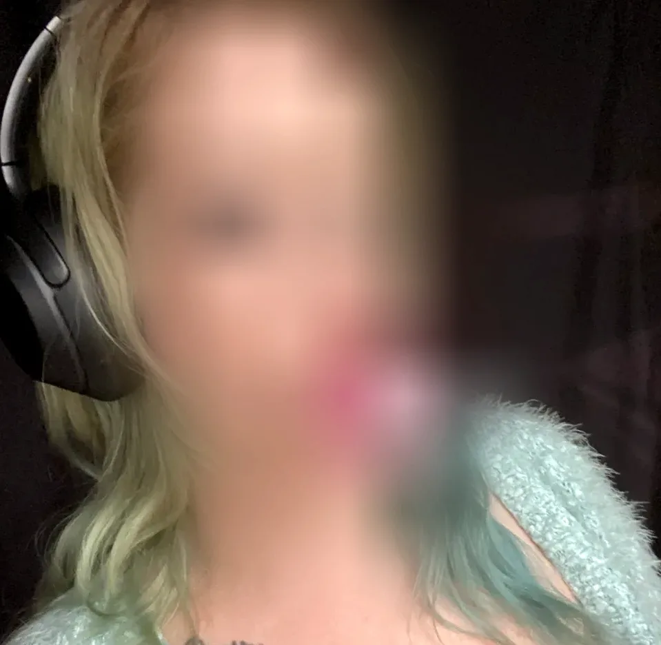 Cara, 35